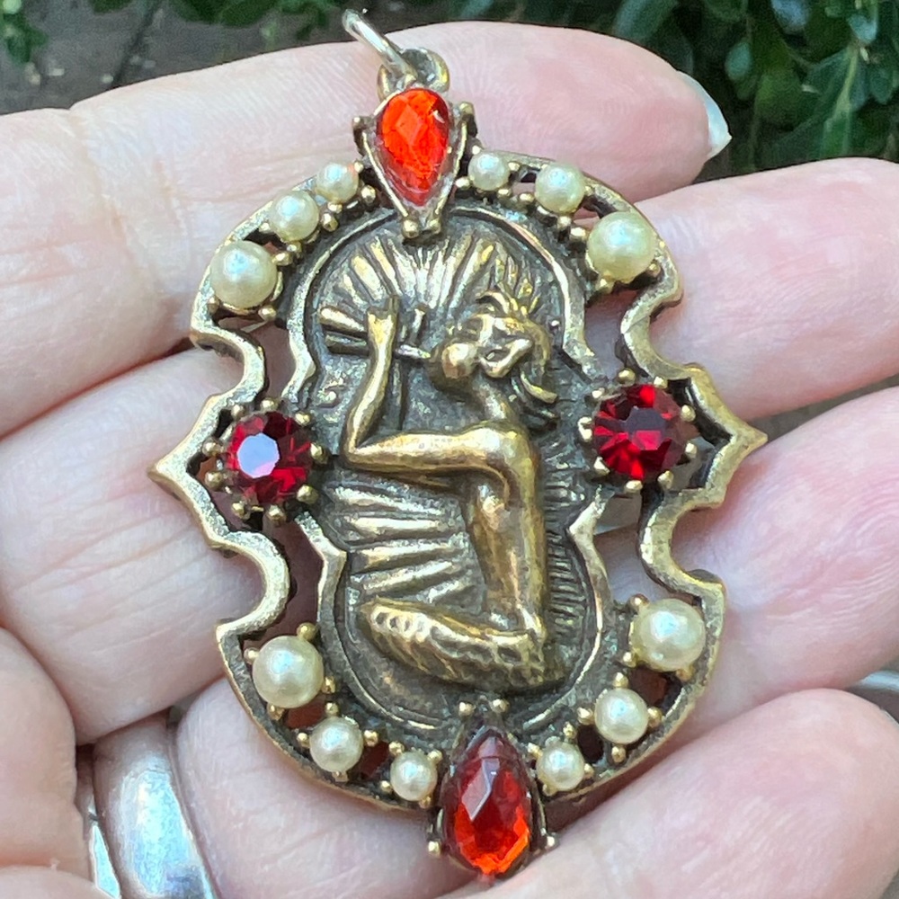 VINTAGE LARGE PENDANT BY CORO CHERUB ANGEL PLAYING FLUTE RED RHINESTONES PEARLS - Picture 12 of 16